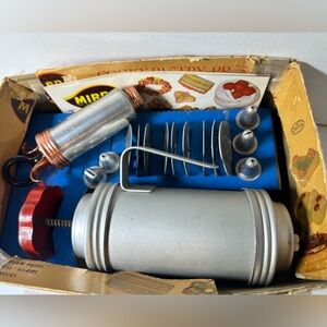 Vintage Mirro Aluminum Cookie & Pastry Press With Bonus Decorator, tips and book